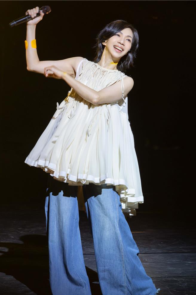 萬芳日前在高雄至德堂開唱。（原點概念提供）