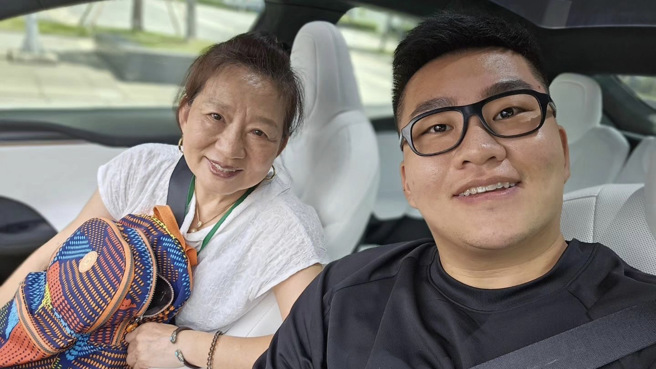 Joeman和妈妈感情融洽。(图／Joeman FB)