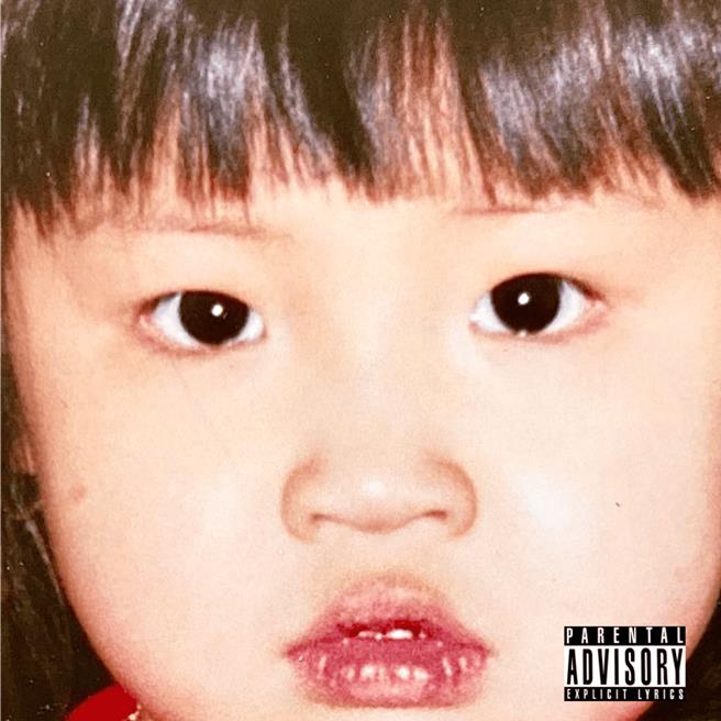 Karencici秀出小时候的照片当单曲封面。（华研国际提供）