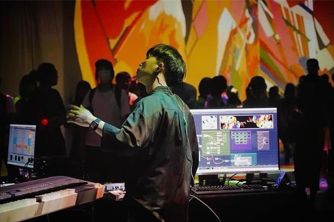 講師吳哲宇於双融域帶來「演算藝術之夢」講座，除了介紹藝術與科技的融合，更現場即興生成式沉浸展演。（新北市經發局提供／劉瑋晴新北傳真）