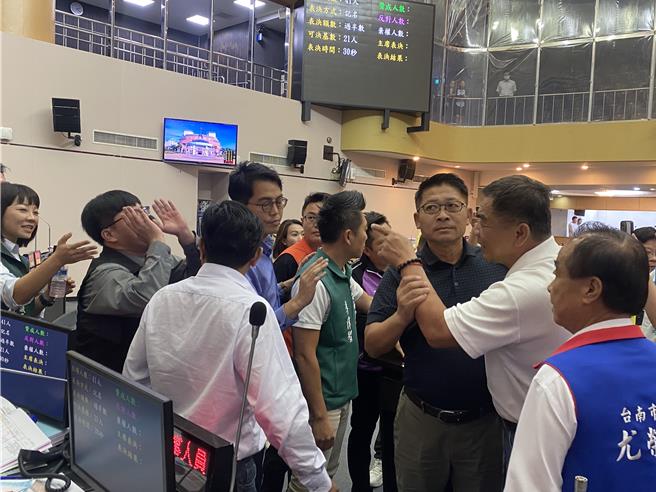 台南市议会7日再爆衝突，蓝绿议员为了审查预算，上演拍桌互骂、拉扯。（曹婷婷摄）