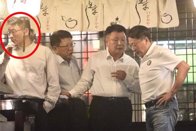 立委陳琬惠5日接獲爆料指出，陸委會副主委梁文傑(左1)在新潮流高層飲酒趴，完全不顧旁人眼光，肆無忌憚地使用吸食加熱菸。（陳琬惠提供）★中時新聞網關心您：吸菸有害健康！