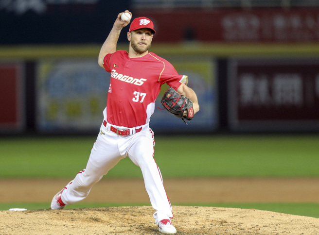 味全龙先发投手钢龙在台湾大赛G3仅投5局就用了99球，还出现3次暴投。（陈麒全摄）