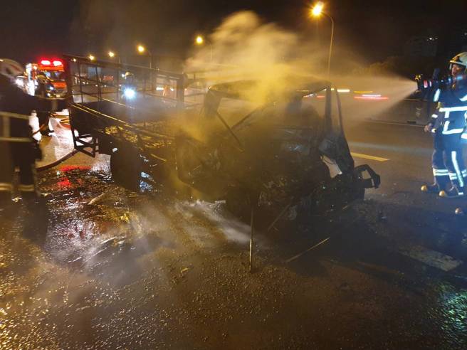 國1南下汐止路段火燒車，小貨車駕駛受困成焦屍。（翻攝畫面）