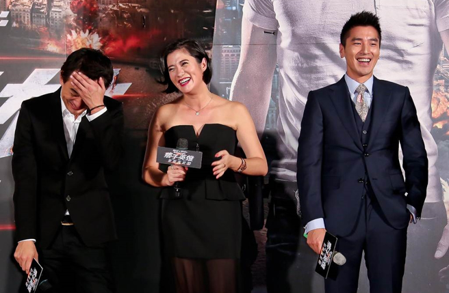 于小惠过去在活动上不小心抱错人抱到赵又廷（右），让蔡岳勋（左）很尷尬。（图／中时资料照片）