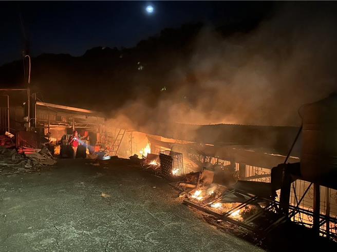 桃园市龙潭区一处铁皮养猪工寮8日凌晨发生火警事故，63岁林姓男子逃生不及身亡。（翻摄照片／蔡明亘桃园传真）