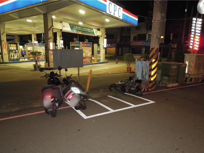 台中北屯區松竹路2段1處加油站前8日凌晨1點多發生自小客自連撞路邊停放6輛汽機車後逕自駛離事故。（民眾提供／馮惠宜台中傳真）