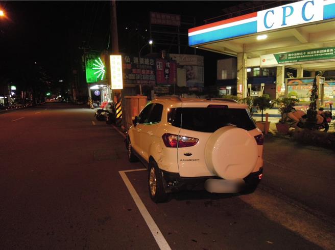 台中北屯區松竹路2段1處加油站前8日凌晨1點多發生自小客自連撞路邊停放6輛汽機車後逕自駛離事故。（民眾提供／馮惠宜台中傳真）