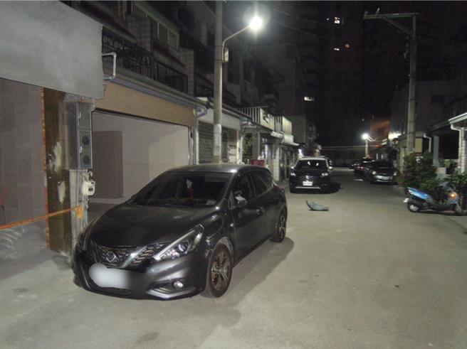 警方以車追人，1小時後即在肇事現場附近巷弄發現該自小客車，但車門上鎖，車上空無一人。（民眾提供／馮惠宜台中傳真）