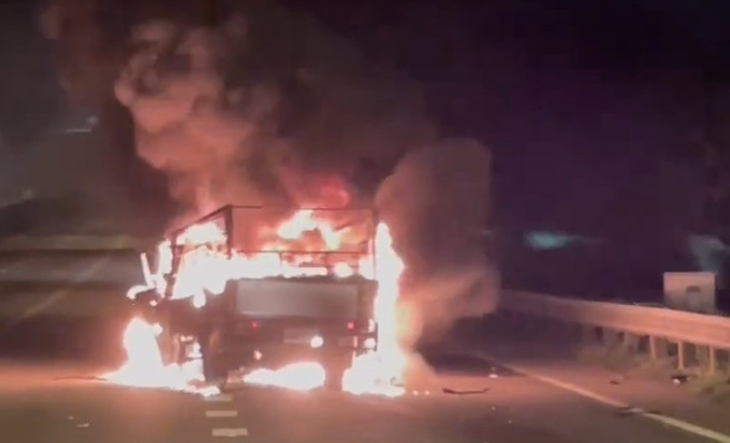 小貨車駕駛當時受困車內，待火勢撲滅時已成一具焦屍、明顯死亡。（圖 / 劉詠韻翻攝）