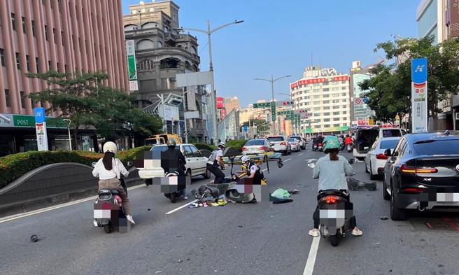 高雄新興區今天上午發生一起車禍，一輛黑色轎車逆向駛進中正三路，撞上一輛路邊汽車、2部行駛中機車，並肇事逃離現場，造成2名機車騎士輕傷送醫。（警方提供／任義宇高雄傳真）