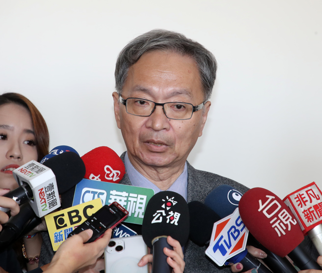 立法院社会福利及卫生环境委员会8日继续审查中华民国113年度中央政府总预算案关于卫生福利部主管预算，列席的卫福部长薛瑞元（图）于会前受访。（刘宗龙摄）