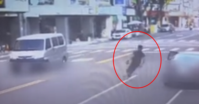 上班時段「逆向」撞翻2騎士，轎車駕駛棄車逃逸警方追捕中。（翻攝自影片）