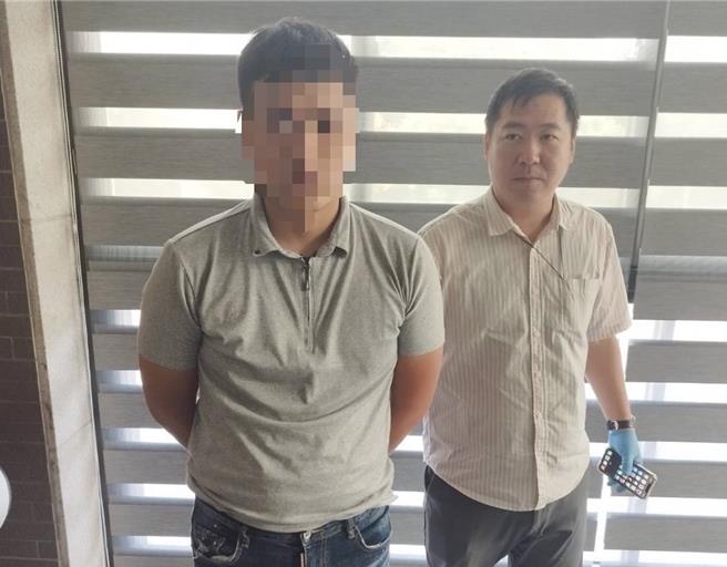 高雄岡山警方偵辦假投資真詐財案，利用詐騙集團與被害人於11月7日再次交易時埋伏逮捕王姓男車手（左）。（翻攝照片／林瑞益高雄傳真）