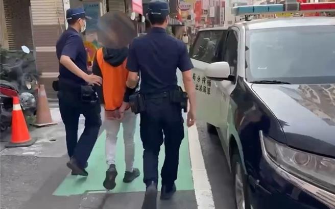 高雄楠梓警方偵辦假投資真詐財案，於11月6日逮捕江姓男車手（中）。（翻攝照片／林瑞益高雄傳真）