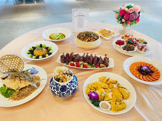 外带年菜十人份，丰盛美味。（晶宴会馆提供）
