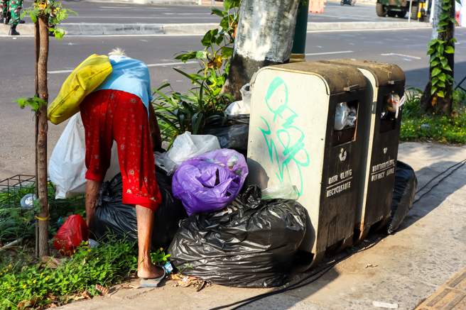 大陸一名男子大學畢業後，繼承家中回收場的生意，表示一年至少獲利10幾萬人民幣（約新台幣44萬）。(示意圖/達志影像)