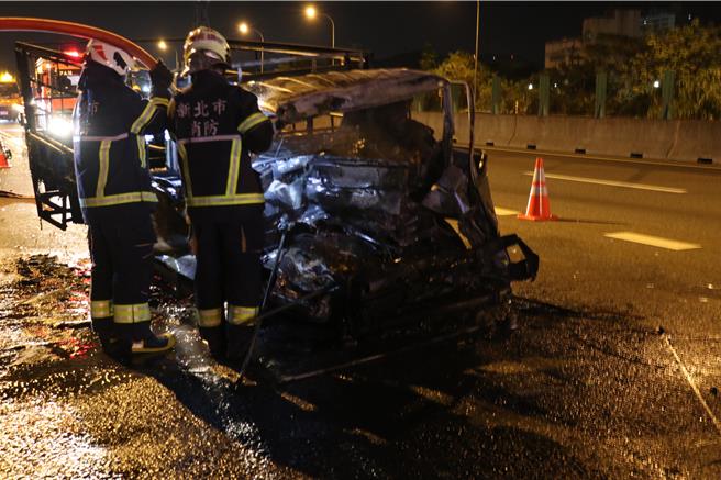 小货车追撞油罐车后起火，许姓驾驶疑受困车内逃生不及。（警方提供）