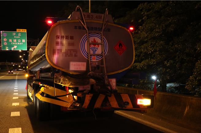 小货车追撞油罐车后起火，许姓驾驶疑受困车内逃生不及。（警方提供）