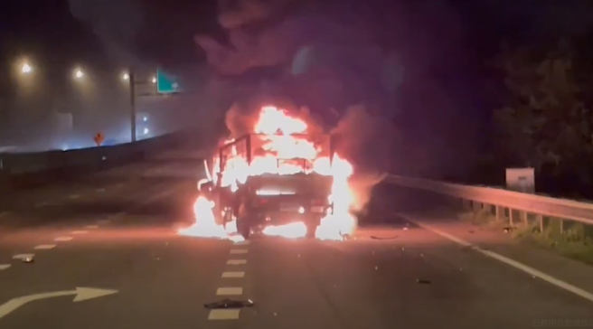 国1汐止段小货车撞油罐车「烧成火球」，货车驾驶受困死亡。（翻摄自影片）