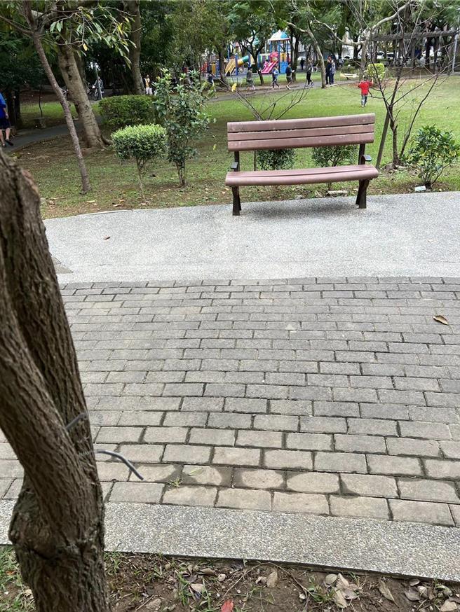 2男童公園玩鐵絲，同學騎車險遭割喉急送醫。(摘自我是平鎮人)