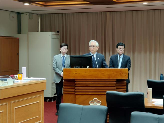 立法院教文会8日审议国科会预算，国科会主委吴政忠（中）接受质询。（李侑珊摄）