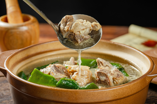 秋冬日夜温差渐大，除了要多注意保暖外，不妨可透过食疗来保养身体。（示意图／Shutterstock）