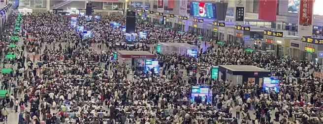 陆十月服务业採购指数回升，专家称：仅为节日效应，民眾消费疲软依旧。（观察者网）