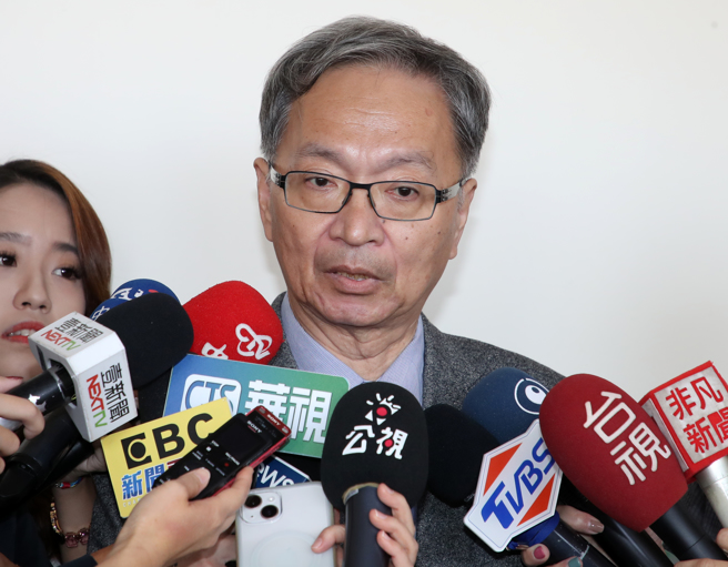 卫福部长薛瑞元今天杠上中研院士陈培哲，提醒中研院院士没有言论免责权，要他说出是谁在炒股。（刘宗龙摄）