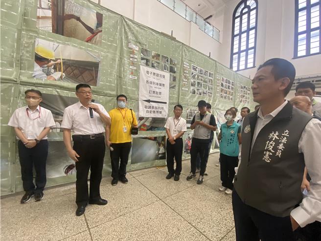 立委林俊憲（右）8日邀集台鐵局等相關單位針對台南火車站古蹟修復工地景觀改善及交通環境優化提出解決之道。（曹婷婷攝）