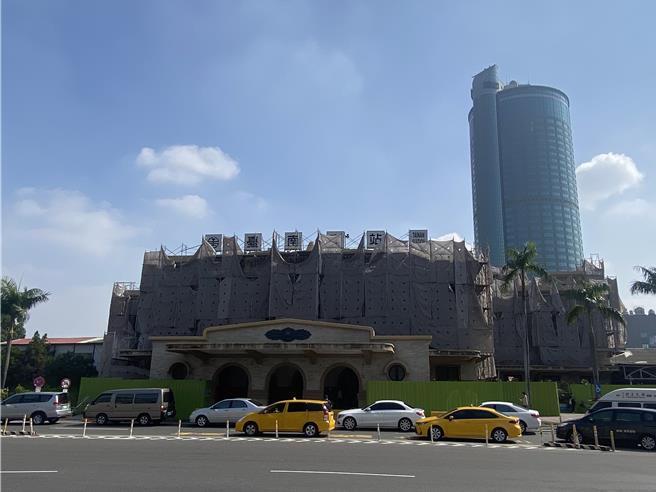 台南火車站門面預計明年2月台南舉辦2024台灣燈會前，會先完成美化作業，整體修復預計2026年6月完工。（曹婷婷攝）