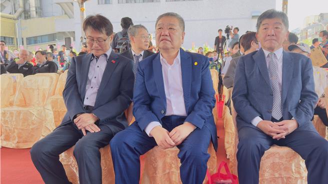 前衛福部長陳時中（右），8日上午被問及列民進黨不分區名單一事，表示一切依照黨的安排，沒有個人意見。（呂健豪攝）