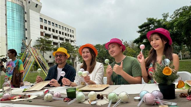 今年活動亮點之一的「Pili Pala辦桌體驗」，由料理職人以鐵製野坎設備現場烹調直火料理，端上歐式長餐桌。（柯宗緯攝）