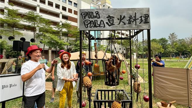 今年活動亮點之一的「Pili Pala辦桌體驗」，由料理職人以鐵製野坎設備現場烹調直火料理，端上歐式長餐桌。（柯宗緯攝）