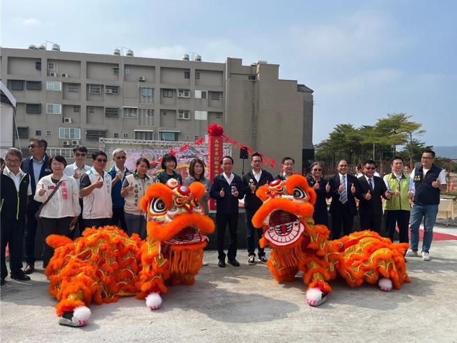 高雄副市长林钦荣（右8）等人8日共同主持107期公办重划工程动工仪式。（图：高市府提供）