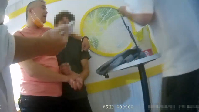 員警待鄧男車交付款項時，立即上前查捕面交車手。（翻攝畫面）