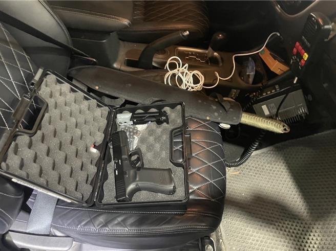 民进党籍新北市议员邱婷蔚今（8）日上午在新北市议会进行质询，质疑新北警方纵放人犯，新北市警察局回应「因为他非现行犯」，新北地检署则说，若警方案件调查完毕并移送地检署，检察官会依法处理。（新北市议员邱婷蔚提供）