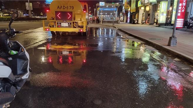 2023年11月8日新北市／新北市土城区6日下午16时30分，于中央路三段前，一辆自用大货车沿途渗漏水泥，导致民眾开车途经此次路段时打滑失控。（新北市土城警分局提供／刘玮晴新北传真）