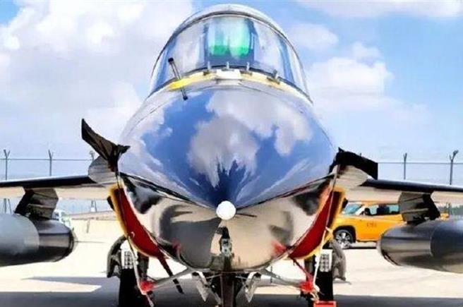 共军这支部队将赴中东！L-15A、歼-10C出动。图为L-15A已抵杜拜。（大陆央视）