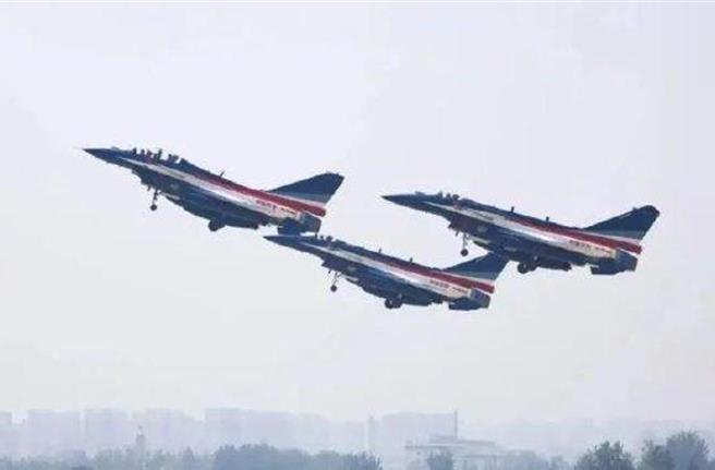 共军这支部队将赴中东！L-15A、歼-10C出动。图为歼-10C（右边两架）。（翻摄自大陆央视）