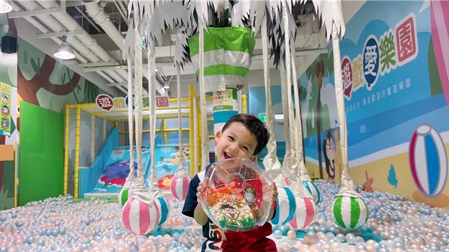 遊戲愛樂園全台共10據點遊樂球池中藏有「旺仔小饅頭」特製氣球，供親子一同尋寶。（宜蘭食品提供／朱世凱台北傳真）