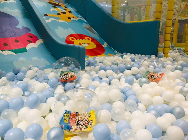 參與者只要找到特製氣球，有機會抽可愛的旺仔小饅頭暖暖毯。（宜蘭食品提供／朱世凱台北傳真）