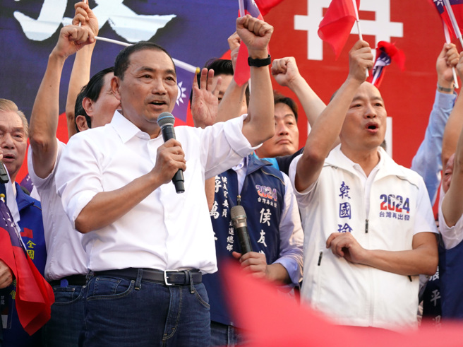 圖為國民黨總統參選人侯友宜（左）萬人造勢大會4日在台北市政府前廣場舉行，前高雄市長韓國瑜（右）等人一同高喊加油口號。（資料照，姚志平攝）