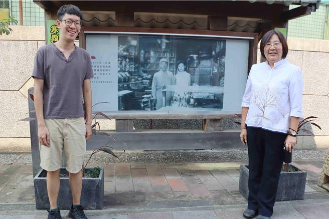 民雄鄉公所與中正大學重構大學路計畫團隊共同策畫「烈風光影 廟街文化走廊」老照片展8日開展，民雄鄉長林于玲與藥師吳至鎧復刻老照片一景。（呂妍庭攝）