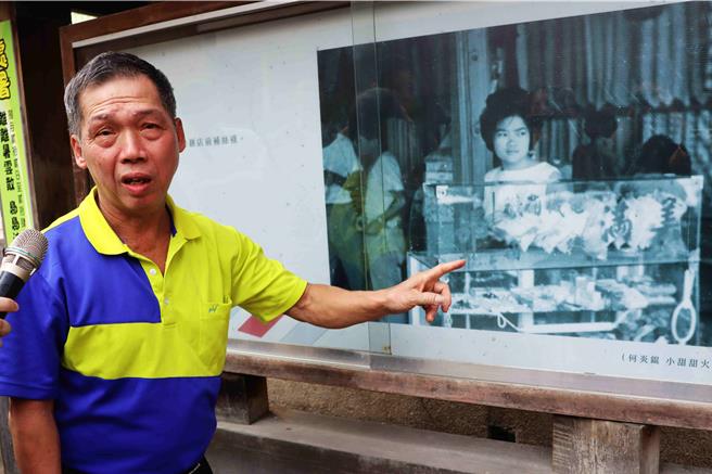 「小甜甜火雞肉飯」老闆何炎錕也介紹自家60年前店面場景，指早年絲襪是舶來品，非常珍貴，店裡還設有補襪專櫃。（呂妍庭攝）