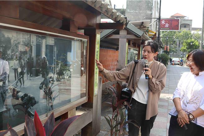 今林于玲在導覽員的解說下，認真觀看每張老照片，甚至指著黑白照片裡的孩童說是哪家店的老闆。（呂妍庭攝）