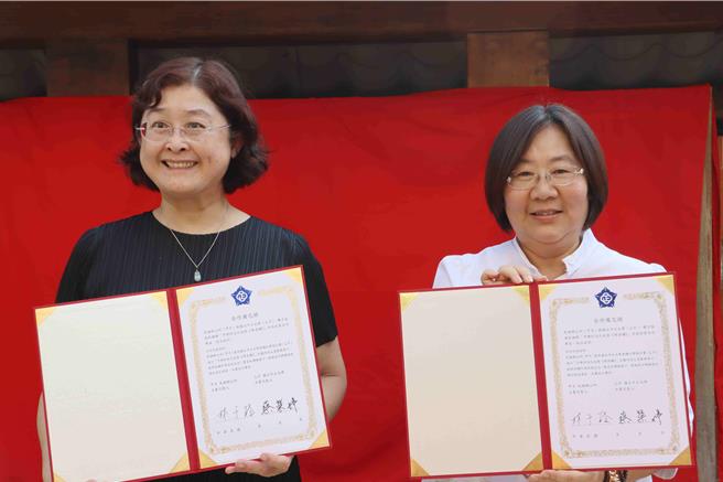 民雄鄉長林于玲與中正副校長蔡榮婷簽署合作備忘錄。（呂妍庭攝）