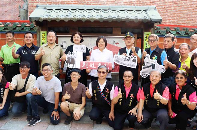 民雄鄉公所與中正大學重構大學路計畫團隊共同策畫「烈風光影 廟街文化走廊」老照片展，8日揭幕開展。（呂妍庭攝）