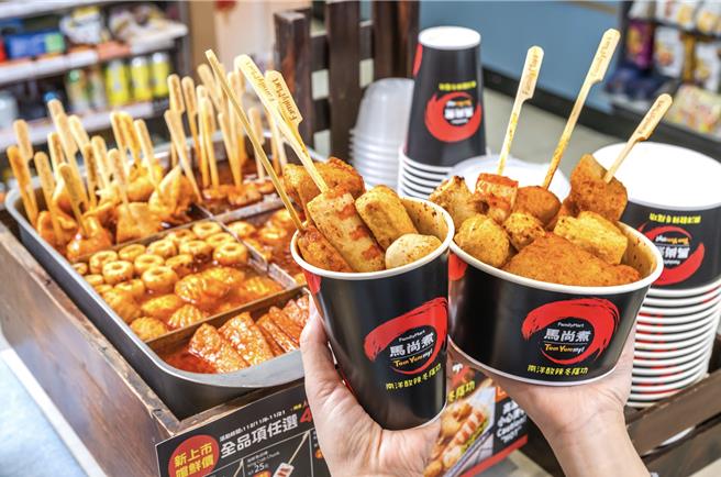 全家立冬之际宣布推出「南洋酸辣烫」料理「马尚煮」，酸辣冬荫功汤汁号称酸辣暖胃。（全家提供／朱世凯台北传真）