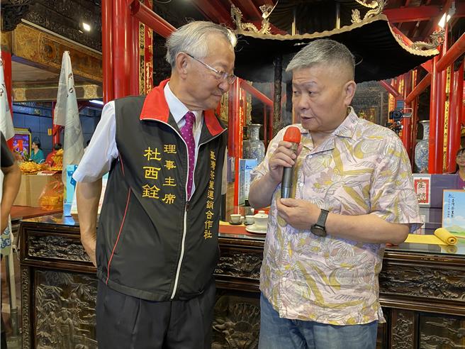 大甲鎮瀾宮董事長顏清標（右）出席活動現場，氣色紅潤、精神好，他稱讚台灣烏龍茶，清香好入喉，喝茶促進健康。（張妍溱攝）